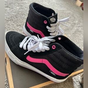 Men’s 5.5 - Women’s 7 high top Vans - suede black and pink